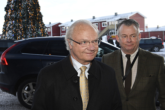Kungen tas emot av Folk och Försvars ordförande Göran Arrius. 