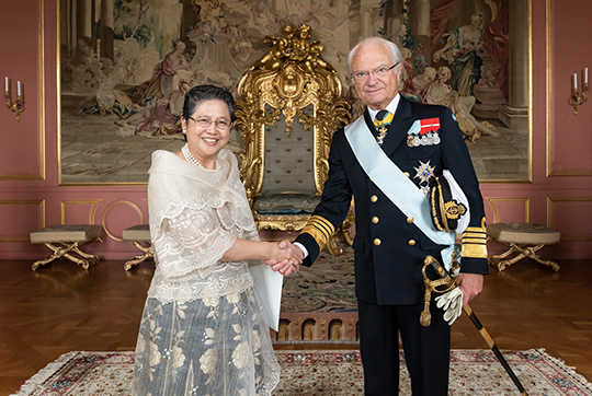 Kungen tillsammans med Filippinernas ambassadör Jocelyn S Batoon-Garcia. 