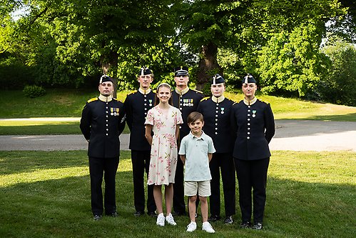 Prinsessan Estelle och Prins Oscar mötte översergeant Johannes Öhneskog och soldater ur H.M. Konungens livkompani vid Livgardet för en ”flaggskola” inför årets nationaldag. 